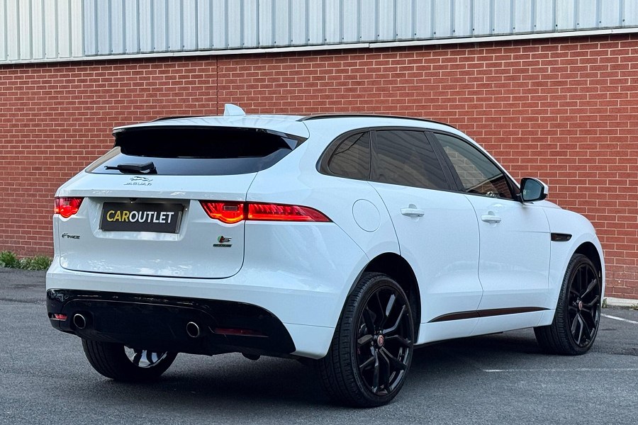 Jaguar F-PACE photo 2