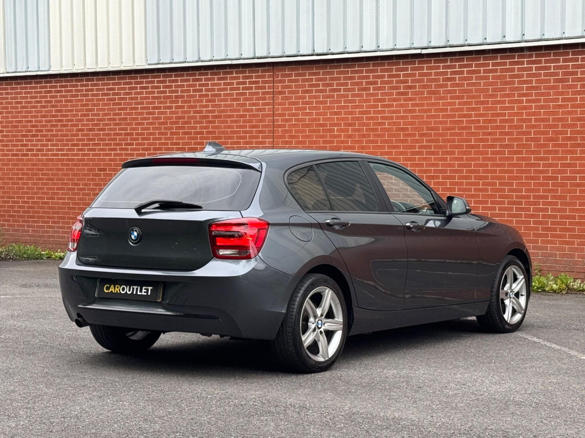 BMW 1 Series photo 2