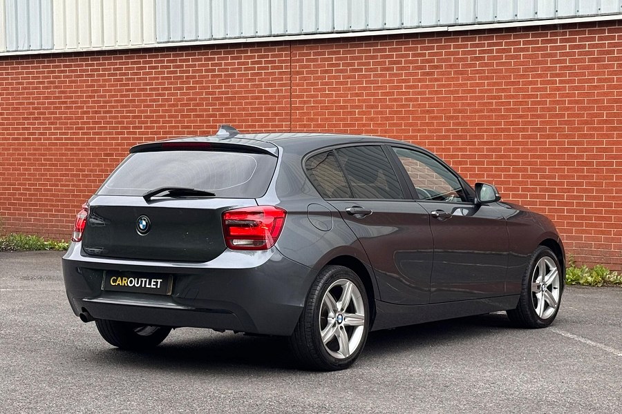 BMW 1 Series photo 2