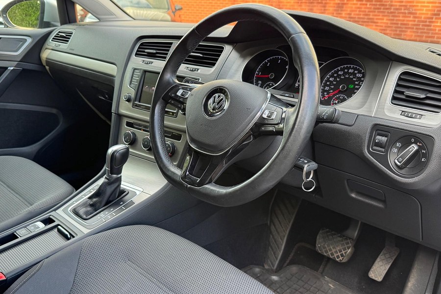 2015 Volkswagen Golf photo 2