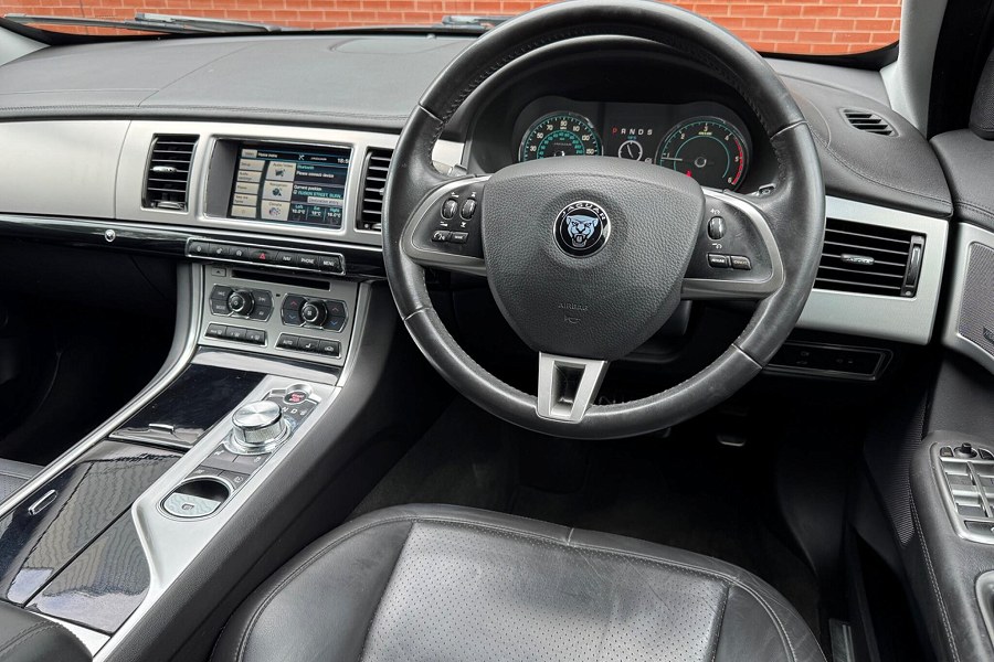 2014 Jaguar XF photo 3