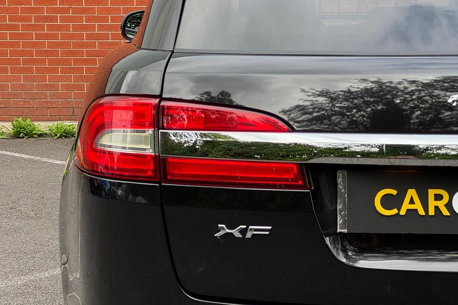 2014 Jaguar XF photo 14