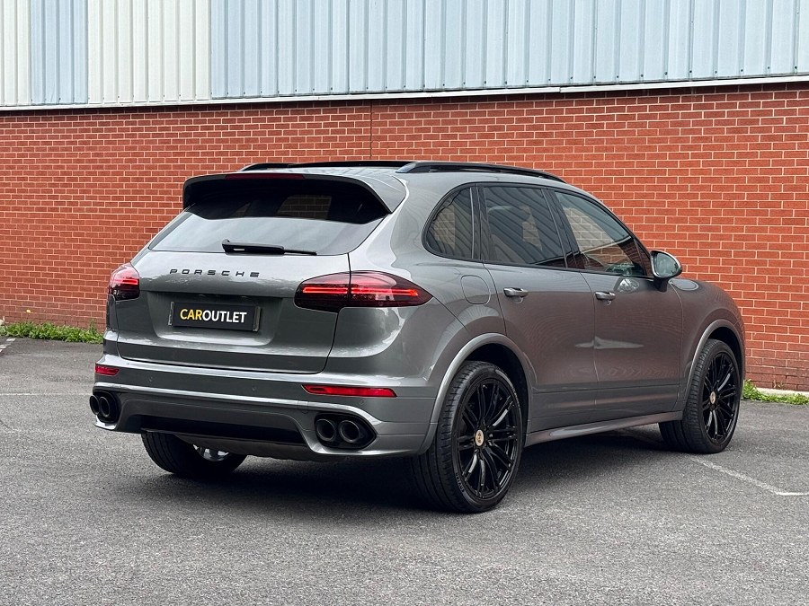 2016 Porsche Cayenne photo 2
