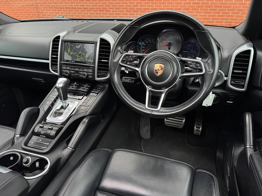 2016 Porsche Cayenne photo 3