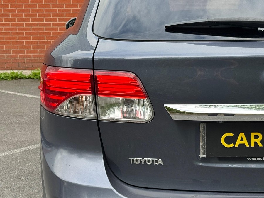 2011 Toyota Avensis photo 13