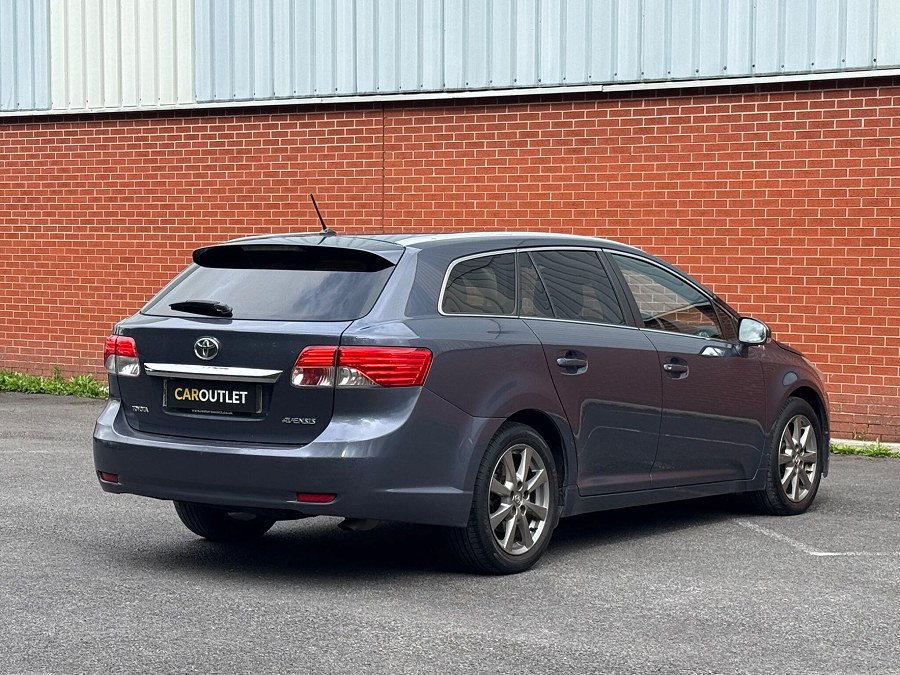 Toyota Avensis photo 2