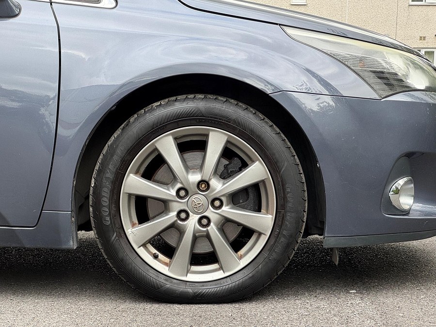 2011 Toyota Avensis photo 12