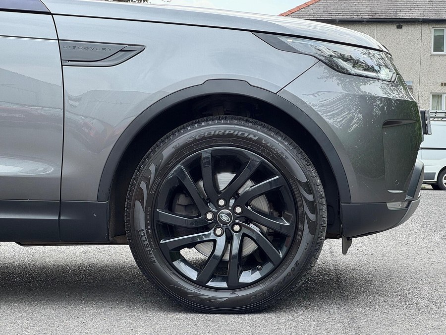 2018 Land Rover Discovery photo 12