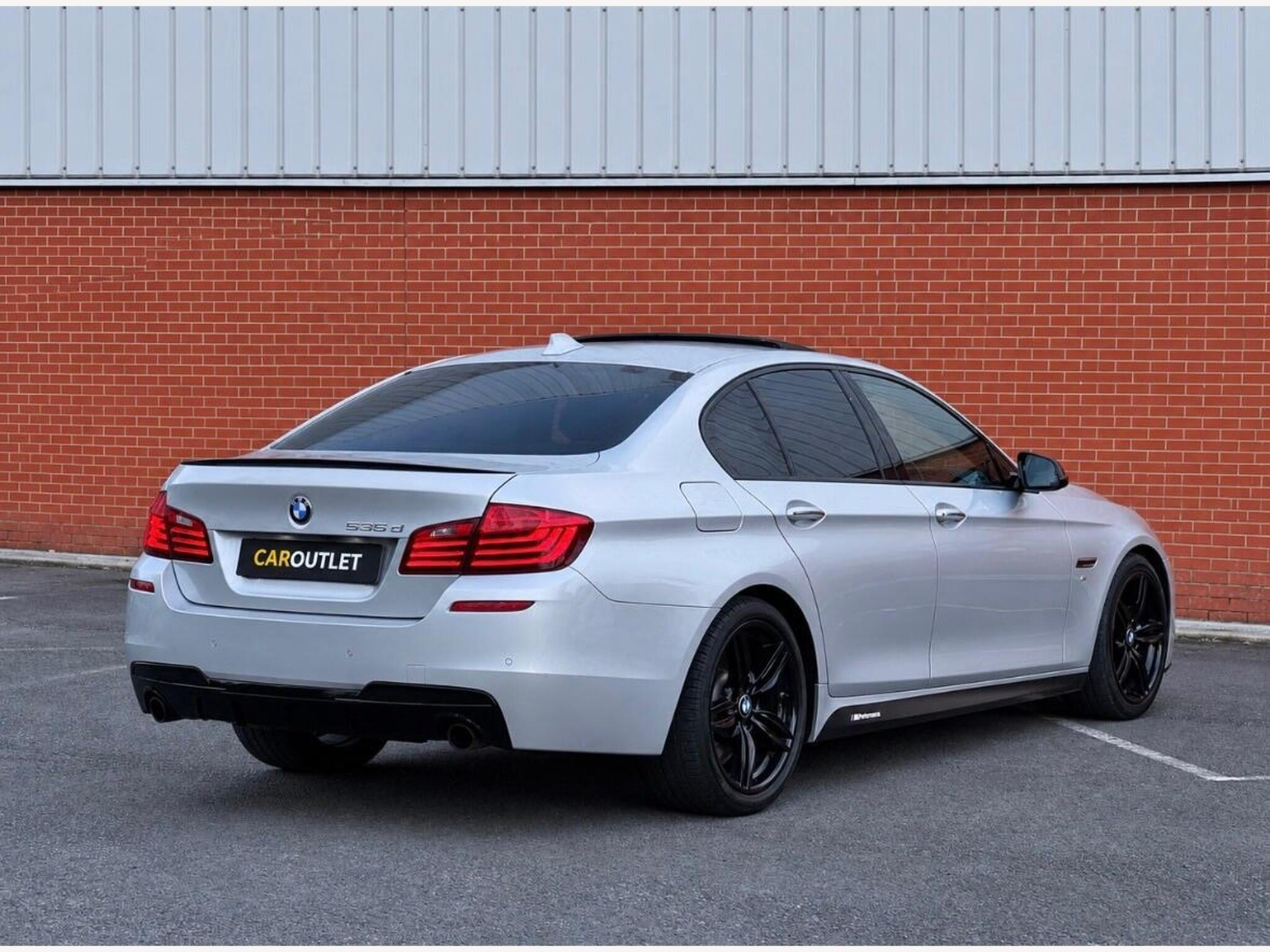 BMW 5 Series photo 2