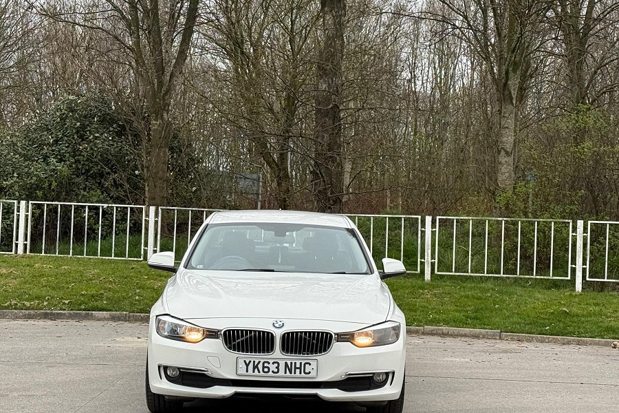 BMW 3 Series photo 2