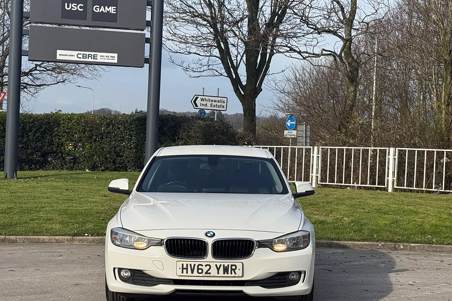 BMW 3 Series photo 2