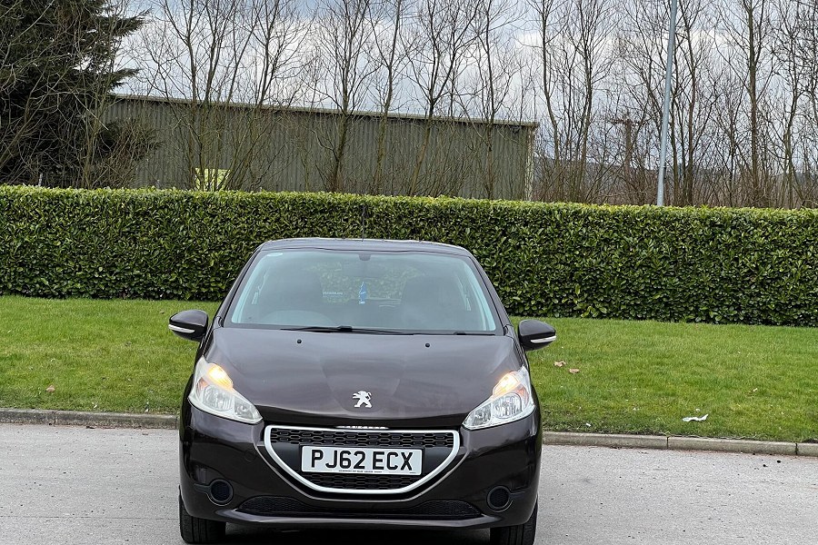 Peugeot 208 photo 2