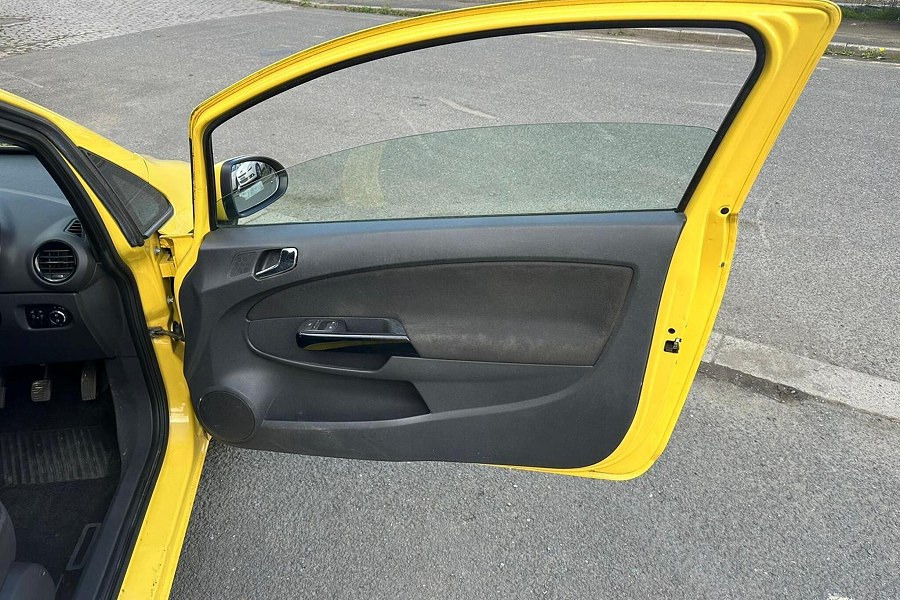 2011 Vauxhall Corsa photo 14