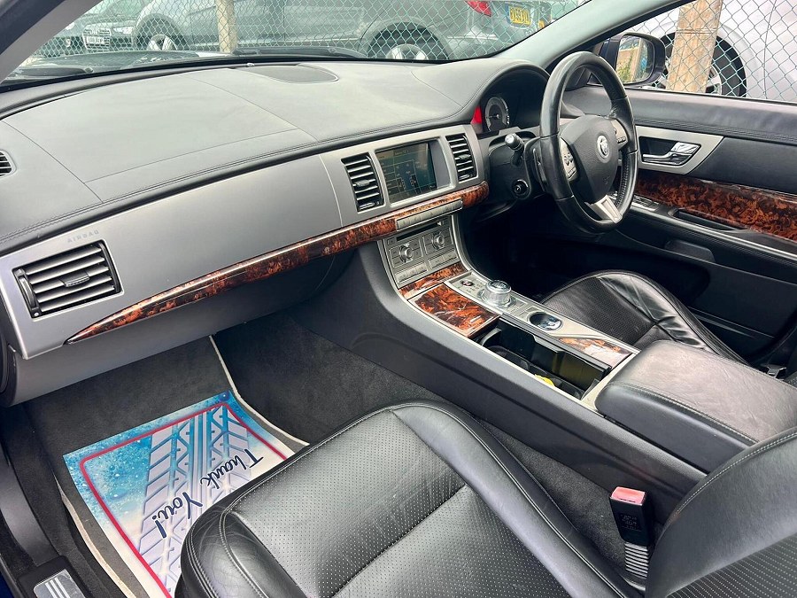 2010 Jaguar XF photo 10