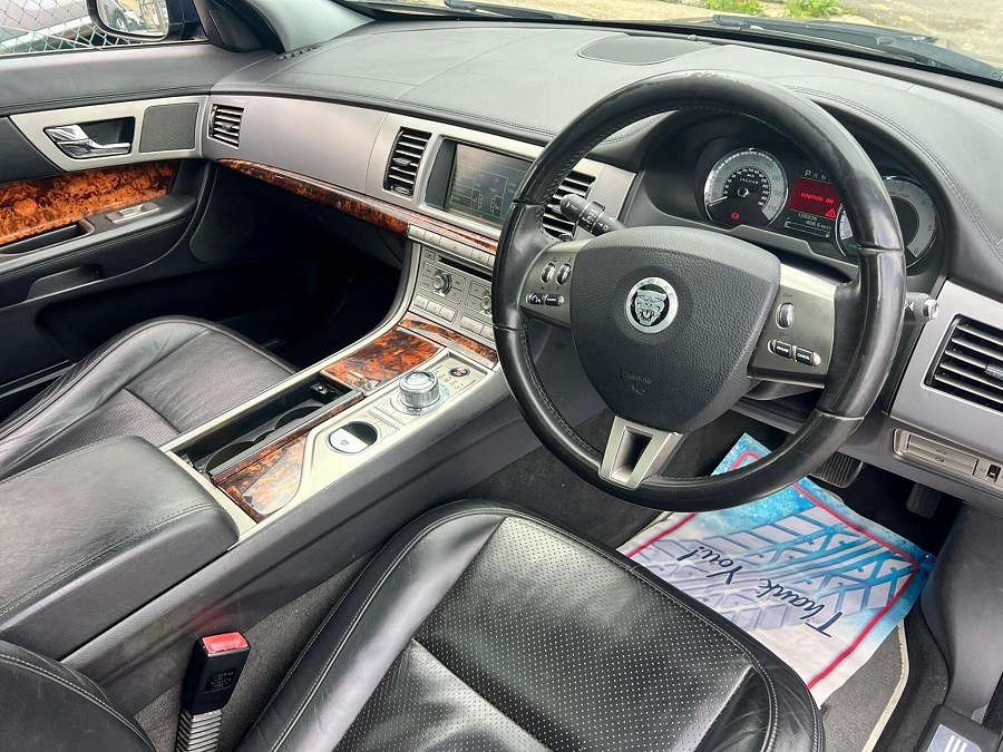 2010 Jaguar XF photo 11