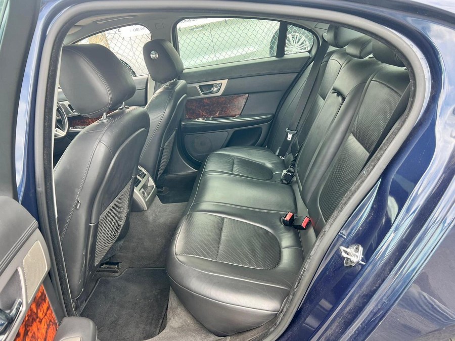 2010 Jaguar XF photo 13