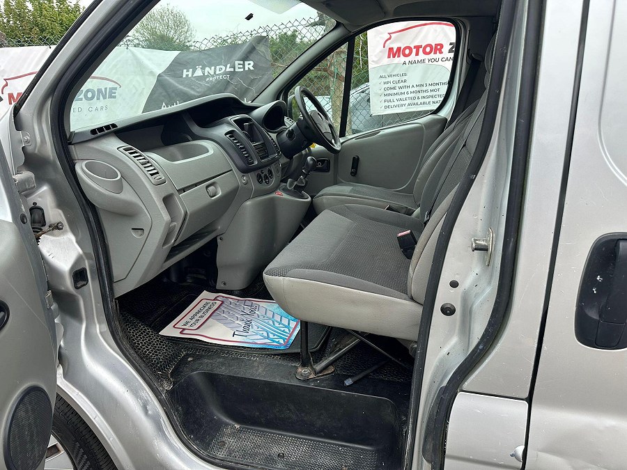 2011 Vauxhall Vivaro photo 11