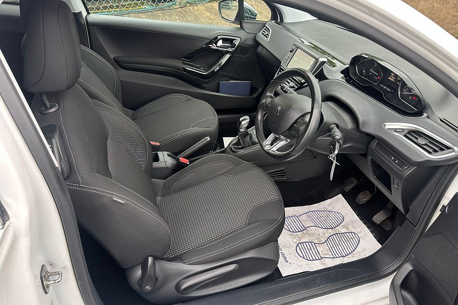 2016 Peugeot 208 photo 11