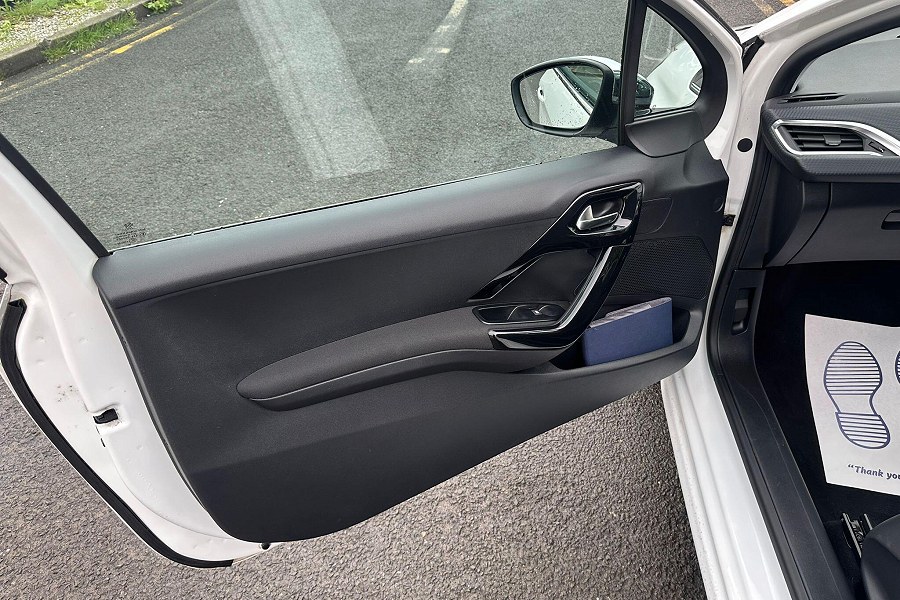 2016 Peugeot 208 photo 14