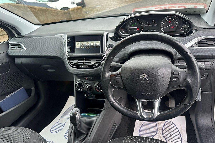 2016 Peugeot 208 photo 9
