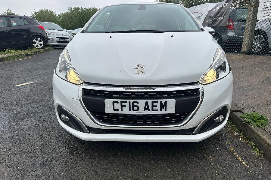Peugeot 208 photo 2