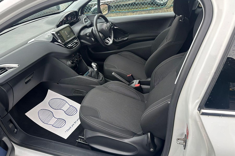 2016 Peugeot 208 photo 12