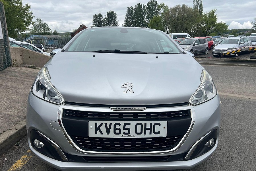 Peugeot 208 photo 2