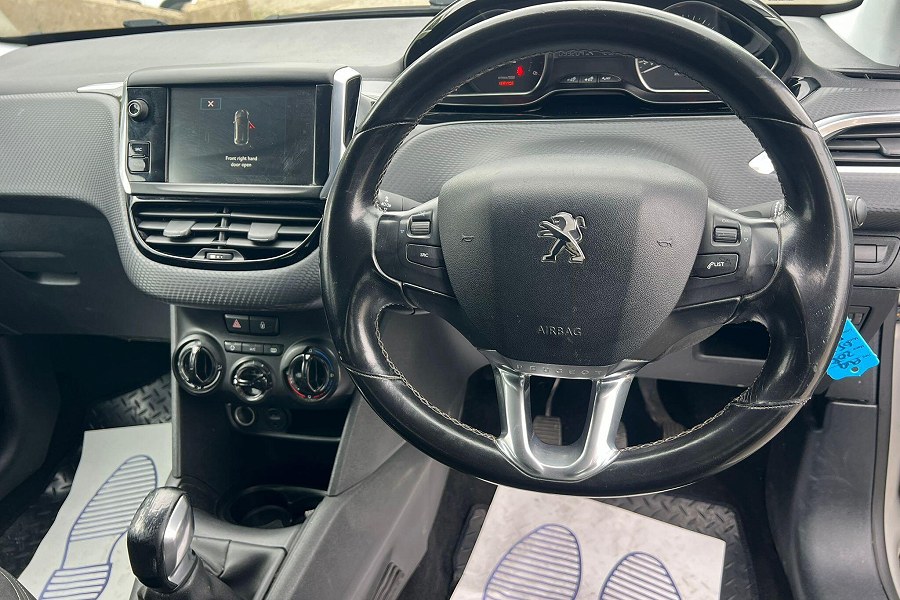 2015 Peugeot 208 photo 10