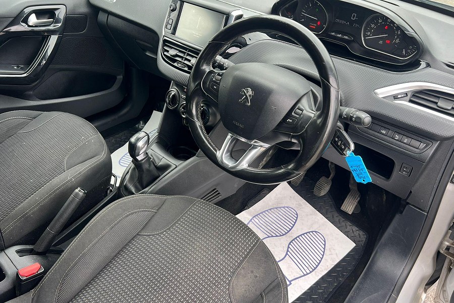 2015 Peugeot 208 photo 11