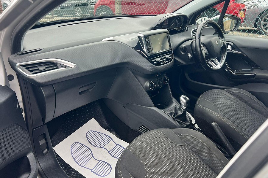 2015 Peugeot 208 photo 12