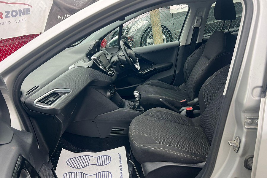 2015 Peugeot 208 photo 13