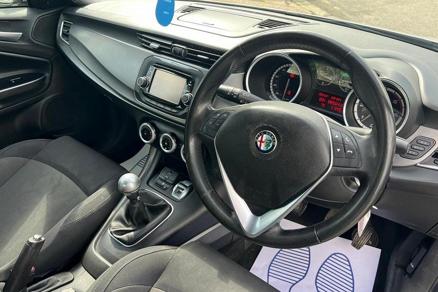 2014 Alfa Romeo Giulietta photo 11
