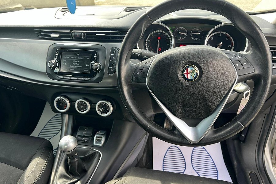 2014 Alfa Romeo Giulietta photo 12