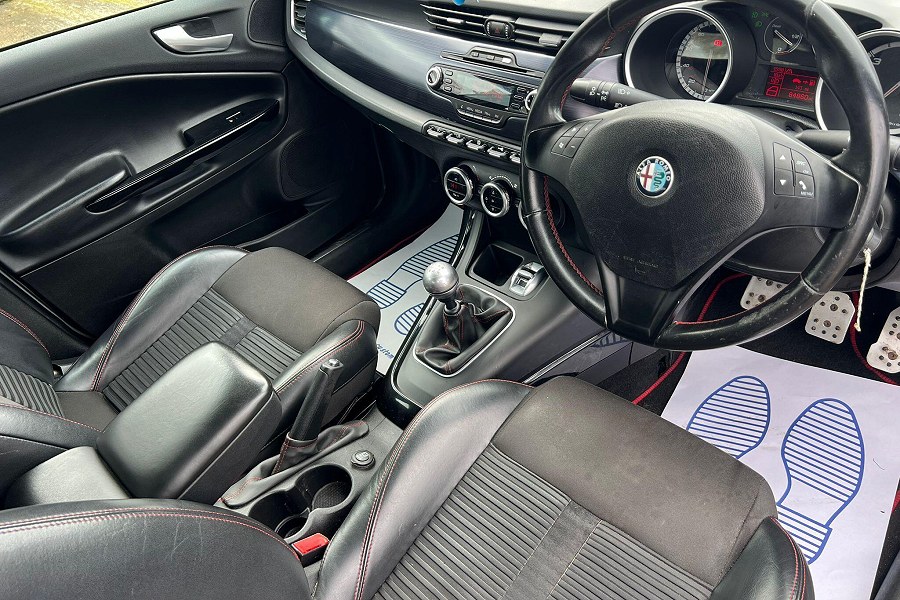 2011 Alfa Romeo Giulietta photo 13