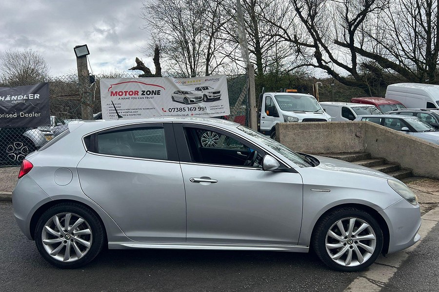 2011 Alfa Romeo Giulietta photo 4