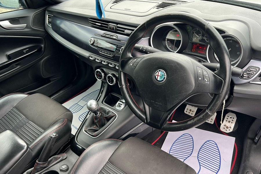 2011 Alfa Romeo Giulietta photo 11