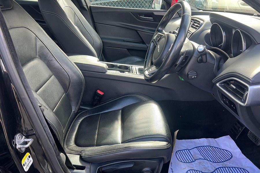 2018 Jaguar XE photo 11