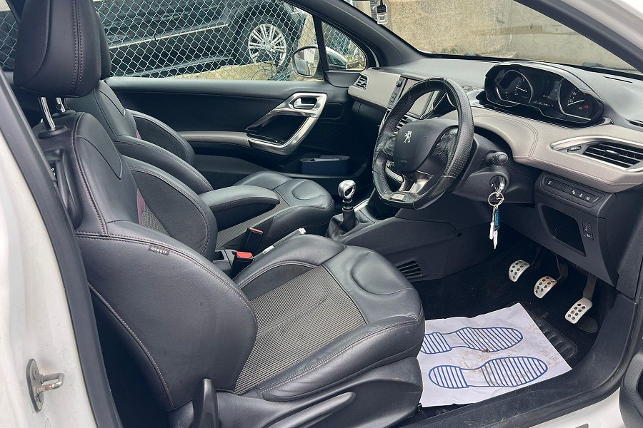 2015 Peugeot 208 photo 12