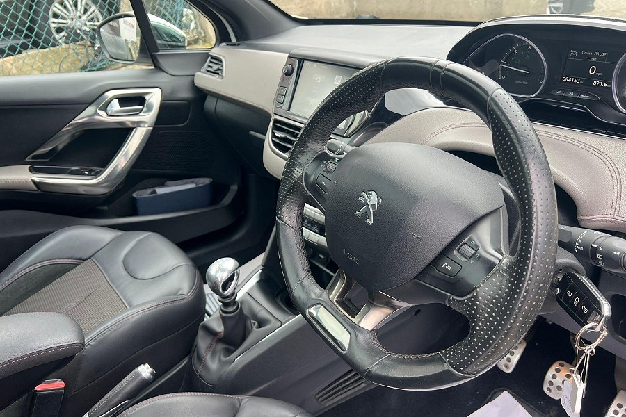 2015 Peugeot 208 photo 14