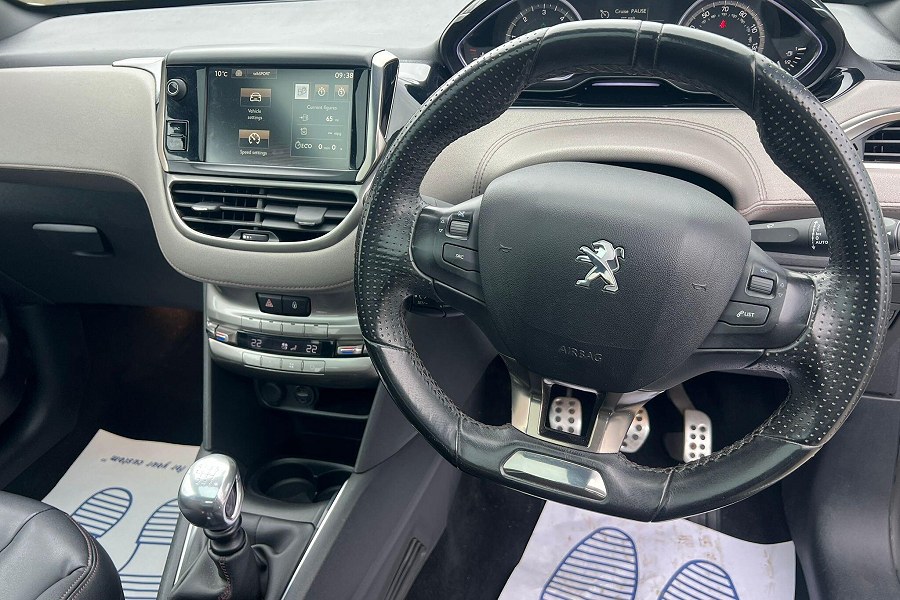 2015 Peugeot 208 photo 11