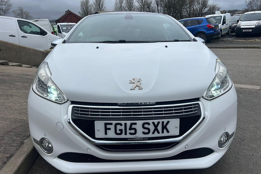 Peugeot 208 photo 2