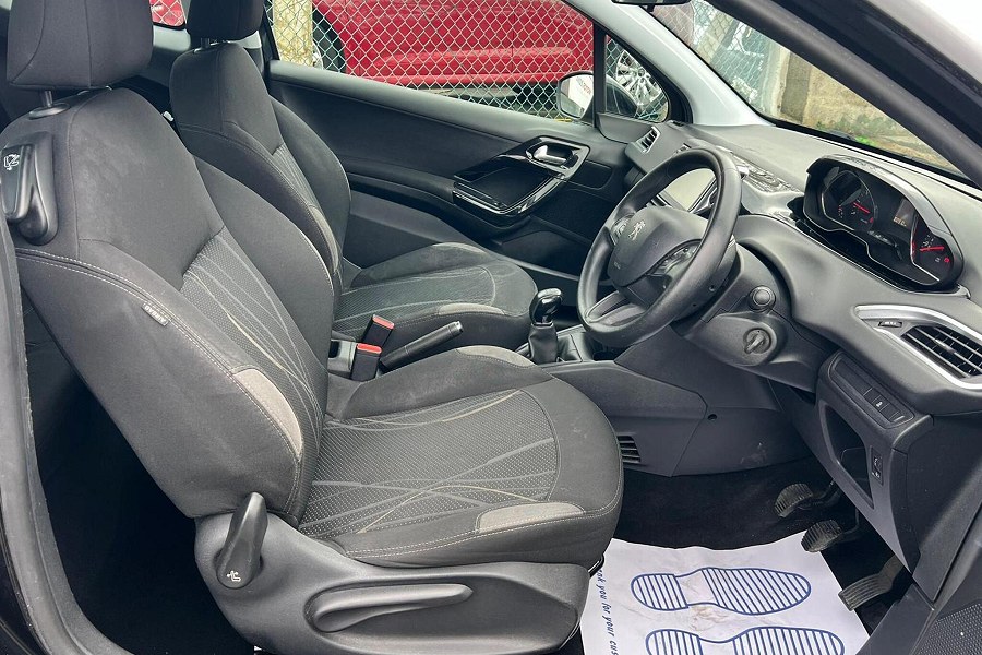 2013 Peugeot 208 photo 12