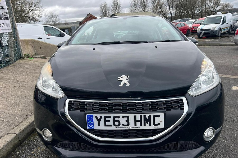 Peugeot 208 photo 2