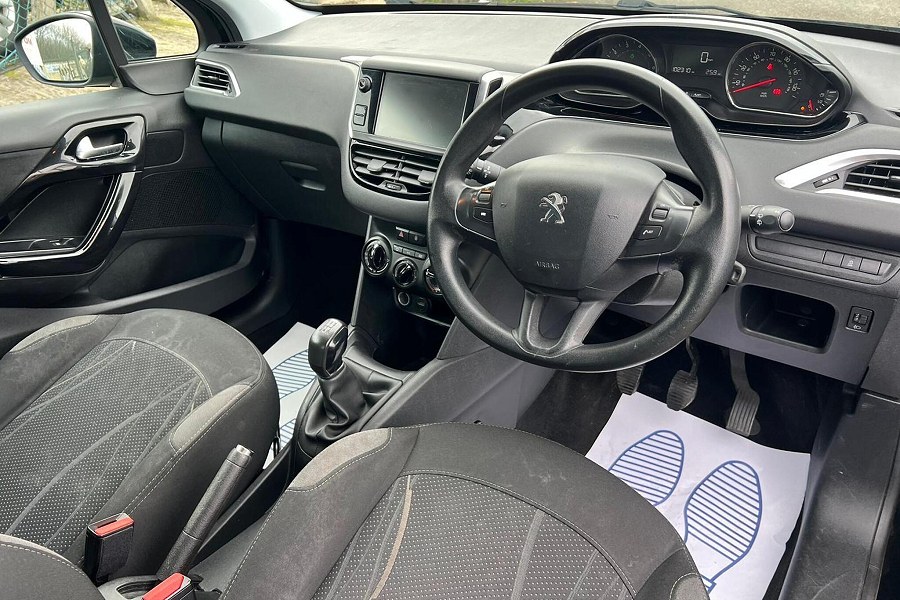 2013 Peugeot 208 photo 11
