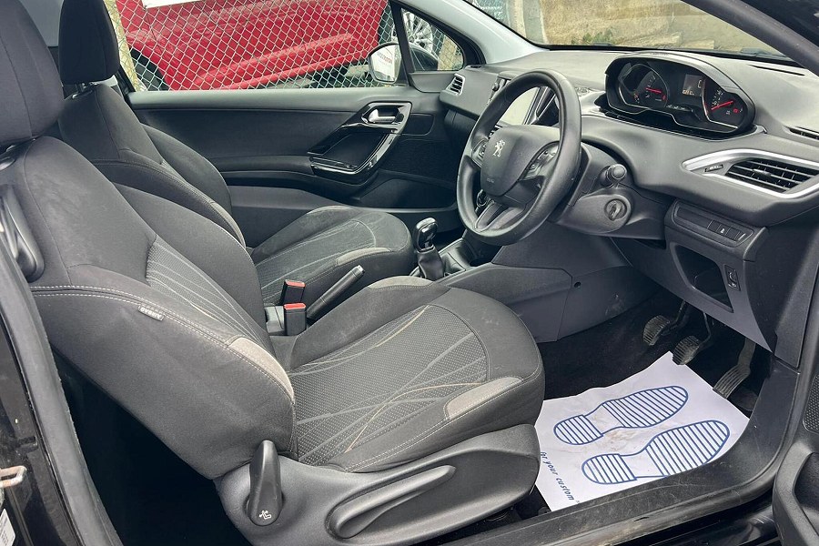 2013 Peugeot 208 photo 13