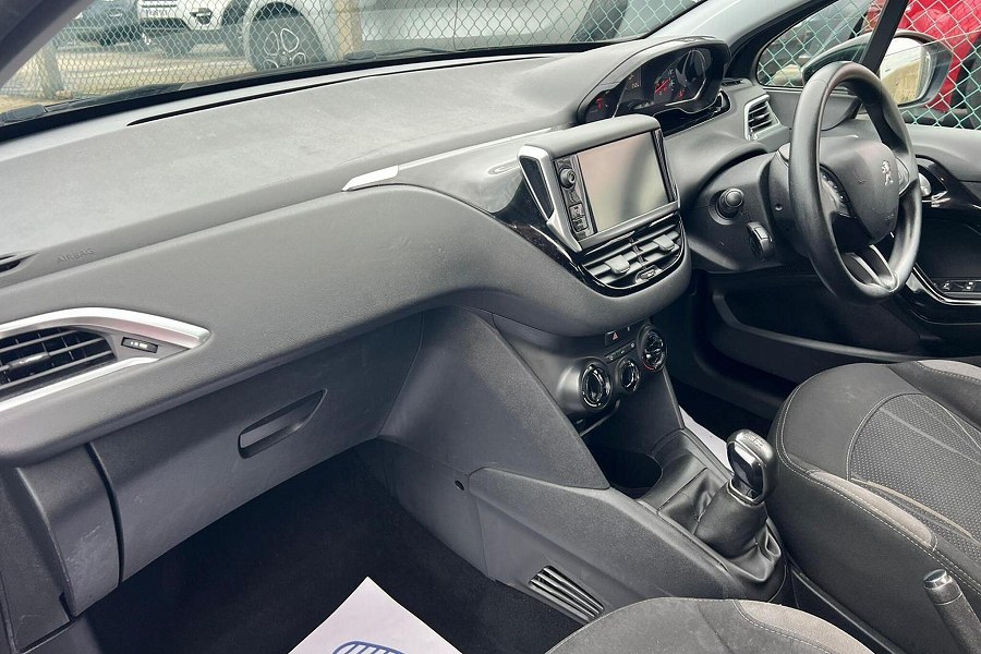 2013 Peugeot 208 photo 10