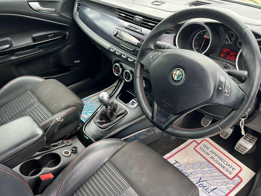 2012 Alfa Romeo Giulietta photo 12