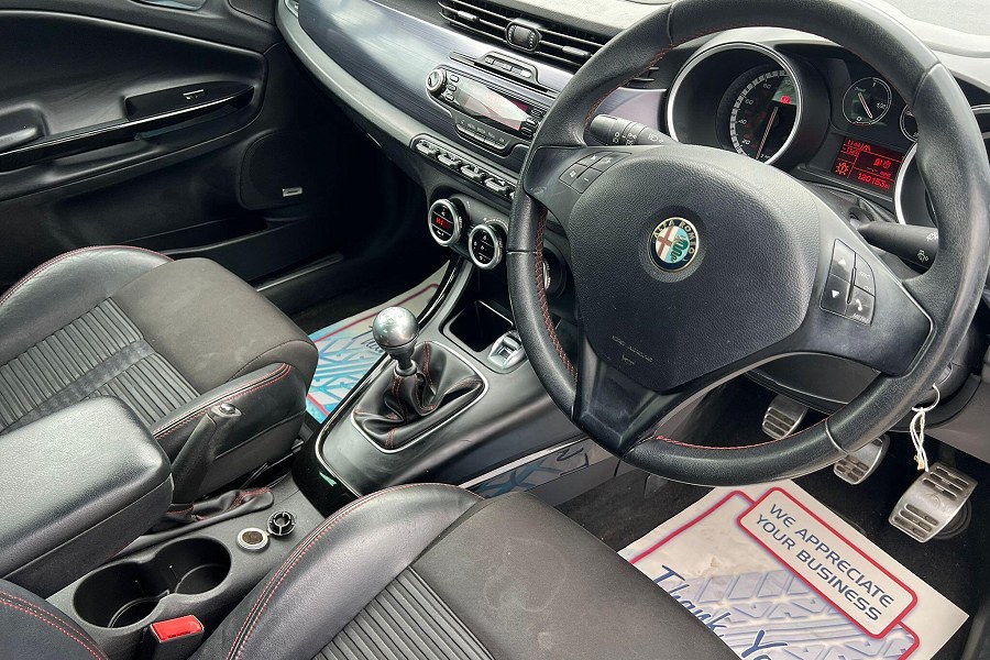 2012 Alfa Romeo Giulietta photo 12
