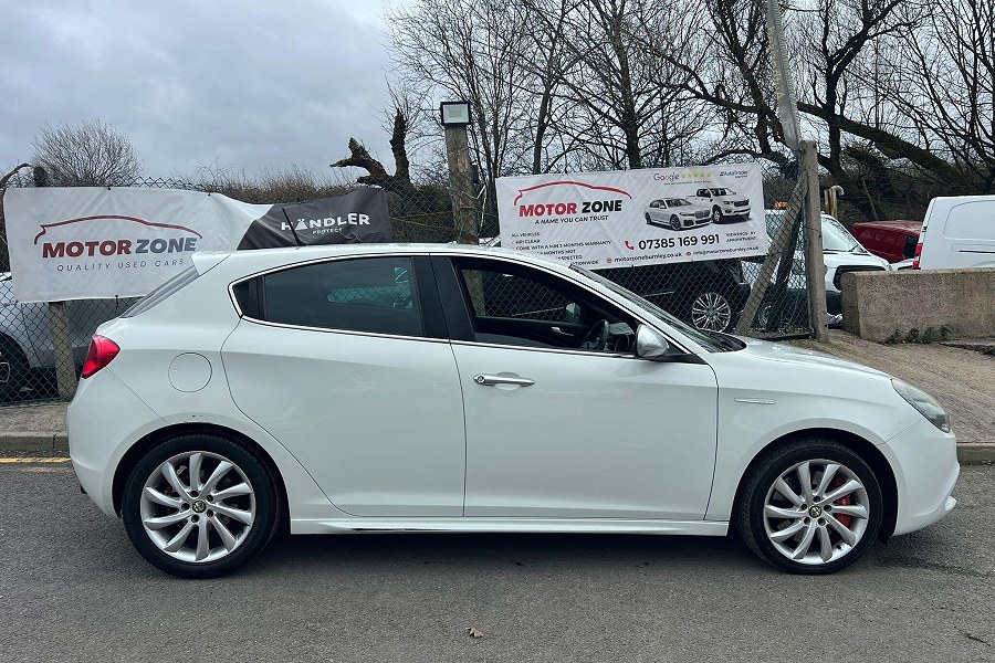 2012 Alfa Romeo Giulietta photo 4