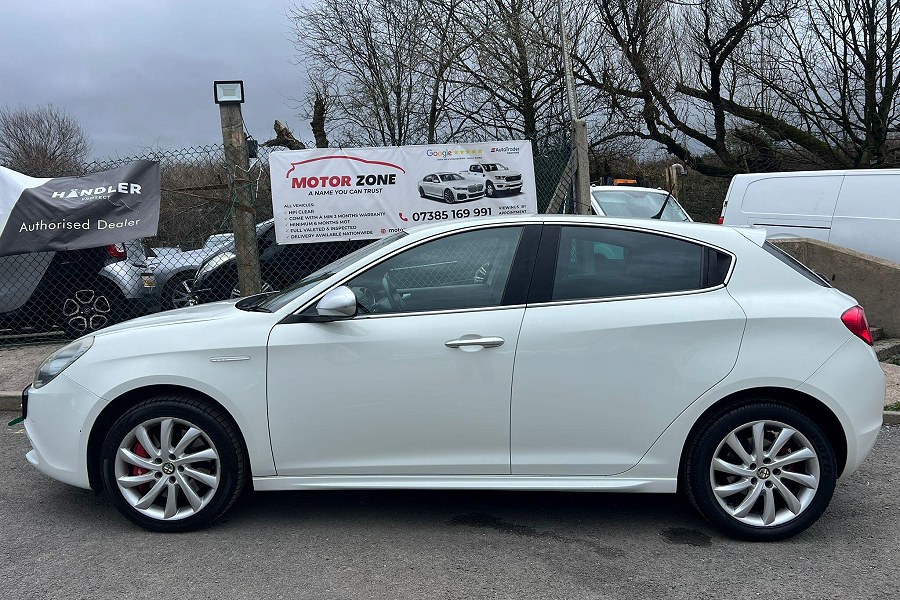 2012 Alfa Romeo Giulietta photo 5
